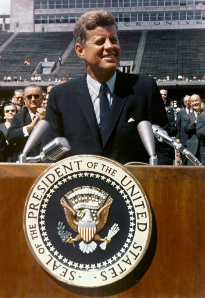 Exemples de leadership - JFK pendant son discours sur l’homme qui part vers la Lune